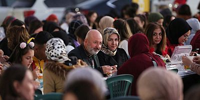 Çolakbayrakdar İftar sofralarında gençler ile buluşmaya devam ediyor.