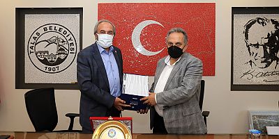 EĞİTİM-BİR-SEN'DEN BAŞKAN YALÇIN'A PLAKET