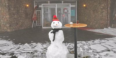 Erciyes’te Kardan Adam da Maskesini Taktı