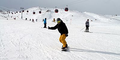 ERCİYES'TE KAYAK KEYFİ SÜRÜYOR