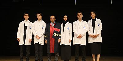 ERÜ Tıp Fakültesi’nde Dönem 1 Öğrencileri Törenle Önlük Giydi