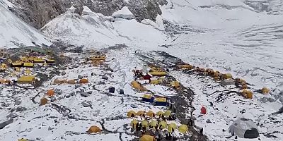 Everest'in en yüksek kampı donmuş çöplerle dolu