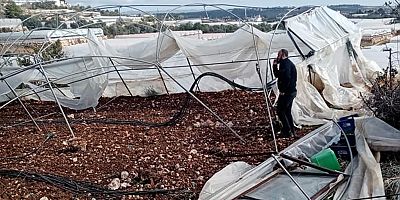 Fırtına Mersin’de seraları vurdu