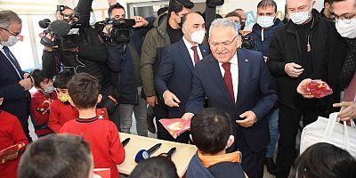 Günaydın ve Büyükkılıç Karne Dağıtım Töreni’ne katıldı.