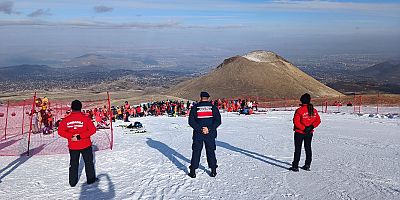 Hacılar Kapı ’da Kayak Yarışları Yapıldı