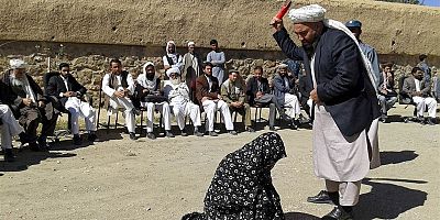 iki kişi daha halka açık şekilde kırbaçlandı