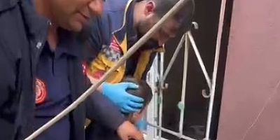 Kafası Demir Korkuluklara Sıkışan Çocuk Kurtarıldı.