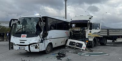 Karaman’da işçi servisi ile tır çarpıştı: 12 yaralı