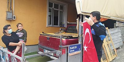 Karantinadaki engellinin bayrak isteğini polisler yerine getirdi