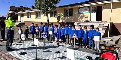 Kars’ta Jandarma Tarafından Öğrencilere Trafik Eğitimi Verildi