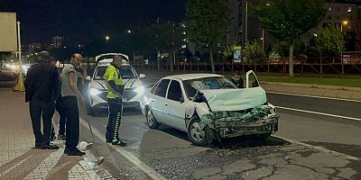 Kayseri’de İki Otomobil Çarpıştı: 2 Yaralı