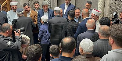 Kayseri Protokolü Bayram Namazını Hunat Caminde Kıldı 
