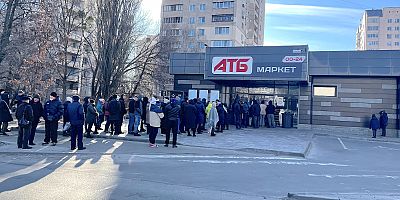 Kiev'liler sokağa çıkma yasağı sonrası yemek kuyruğunda