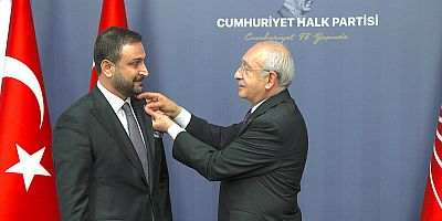 KILIÇDAROĞLU AKP'DEN İSTİFA EDEREK CHP'YE KATILANLARA ROZET TAKTI