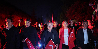 Kılıçdaroğlu, Uysal ile Kocatepe'ye yürüdü