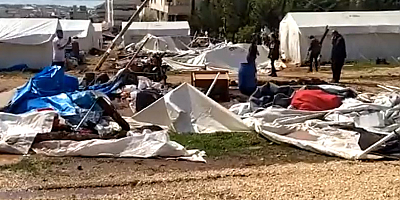 Maraş'ta çatıdan kopan parçalar çadırların üstüne düştü