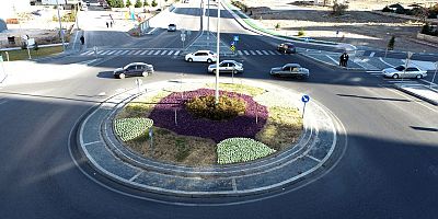 MELİKGAZİ'DE 200 BİN ADET MEVSİMLİK ÇİÇEK DİKİMİ YAPILDI