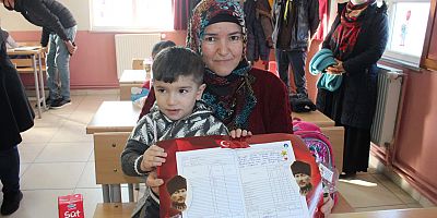 Okuma yazma öğrenen anne çocuklarıyla birlikte karne heyecanı yaşadı