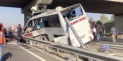 Otobüs köprü ayağına çarptı: 10 ölü, 25 yaralı