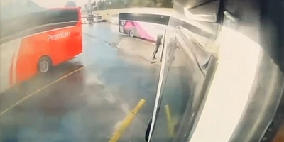 Otobüs TIR'a çarptı: 19 yaralı