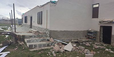 Pınarbaşı’da şiddetli rüzgar müstakil evin çatısını uçurdu 