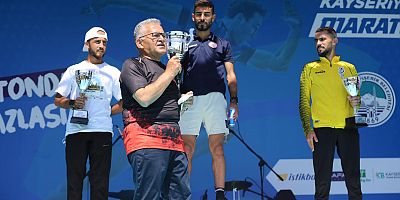 ŞAMPİYONA ÖDÜLÜNÜ BÜYÜKKILIÇ TAKDİM ETTİ