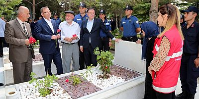 Şehitlikte hüzünlü bayram