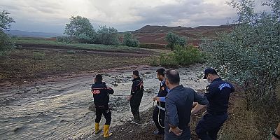 Sel nedeniyle mahsur kalan çift kurtarıldı