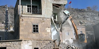 TALAS KIRSALINDA METRUK BİNALAR YIKILIYOR