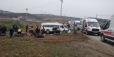 Tarım işçilerinin bulunduğu minibüs devrildi: 19 yaralı
