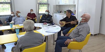 ULU ÇINARLAR KOROSU HEM SÖYLEDİ HEM OYNADI