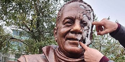 Usta gazetecinin heykeline çirkin saldırı