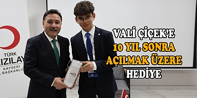 Vali Çiçek’e Duygulandıran Zaman Kapsülü Hediyesi