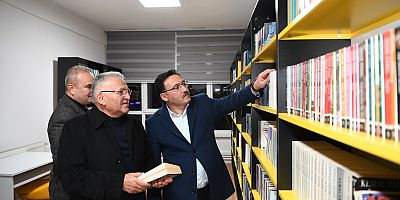 Vali Çiçek ile Başkan Büyükkılıç  Yeni Hizmete Açılan Akkışla İlçe Halk Kütüphanesi'ni İnceledi
