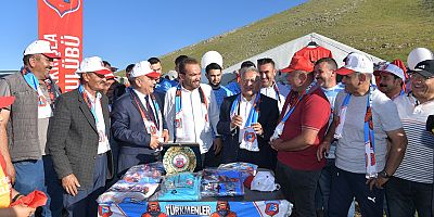 Vali Çiçek ve Başkan Büyükkılıç, Akkışla Yoğurt Bayramı ve Kilim Festivali'nde Vatandaşla Buluştu