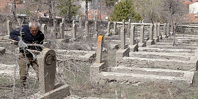Yozgat’taki Ay Yıldızlı mezarlıkta temizlik