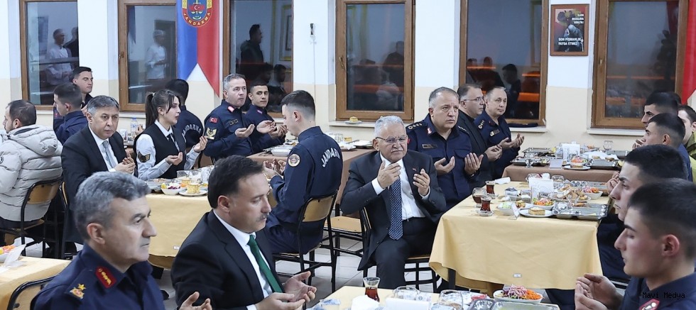 Vali Çiçek ve Başkan Büyükkılıç, jandarma personeliyle iftarda bir araya geldi