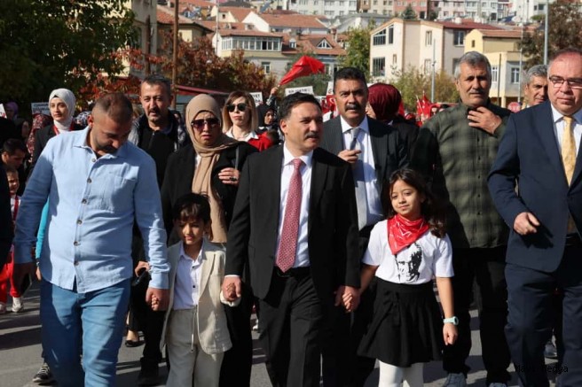 Vali Gökmen Çiçek, Anaokulu Öğrencilerinin Cumhuriyet Coşkusuna Katıldı